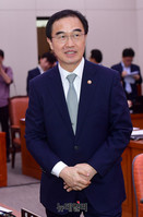 [포토] 외통위 전체회의 참석한 조명균 통일부 장관