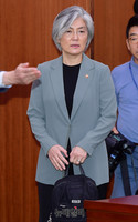 [포토] 외통위 전체회의 입장하는 강경화 장관