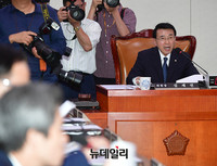 [포토] 외통위 주재하는 심재권 위원장