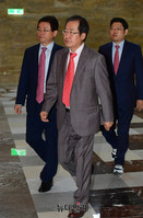 [포토] 비상의총 입장하는 홍준표-이철우