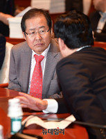 [포토] 대화나누는 홍준표-정우택