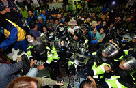 [포토] 강제 해산되는 사드배치 반대자들