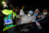 [포토] 도로점거한 차량 사이에서 버티는 여대생