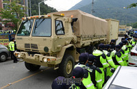[포토] 성주기지 진입하는 사드 부속차량