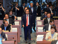 [포토] 방송장악저지 대토론회 입장하는 홍준표