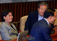 [포토] 주호영 지켜보는 이혜훈 전 대표