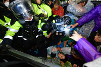 [포토] 사드발사대 성주기지 들어가는 날, 아침까지 아수라장