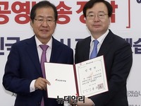 [포토] 기념 촬영하는 홍준표-강효상