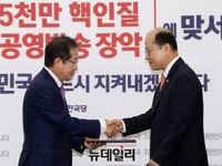 [포토] 임명장 수여하는 홍준표 대표