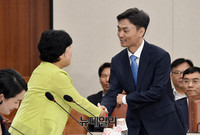 [포토] 의원들과 인사 나누는 박성진 후보자