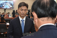 [포토] 선서문 전달하는 박성진 중소벤처기업부 장관 후보자