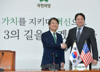 [포토] 악수하는 안철수-마크 내퍼