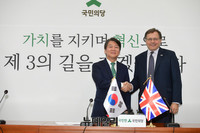 [포토] 찰스 존 헤이 주한영국대사 접견하는 안철수