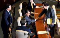 [포토] 의원들과 인사 나누는 이낙연 국무총리
