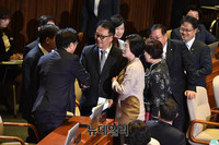 [포토] 동료 의원들과 인사 나누는 더불어민주당 민병두 의원