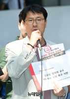 [포토] 사퇴 촉구하는 성재호 KBS언론노조 본부장