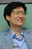 [포토] 언론노조 사퇴촉구 기자회견 직후 만난 강규형 KBS이사