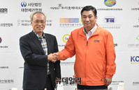 [포토] 악수 나누는 문성현 노사정위원장이과 최승재 소상공인연합회 회장