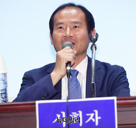 [포토] 신고리원전 공론화 대전지역 토론회 사회 맡은 김영진 대전대 교수