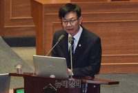 [포토] 질문에 답하는 김상조 공정거래 위원장