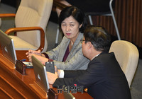 [포토] 대화 나누는 추미애 대표와 박범계 의원