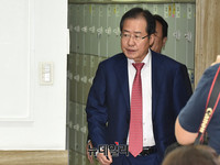 [포토] 연세대 강연 위해 입장하는 자유한국당 홍준표 대표