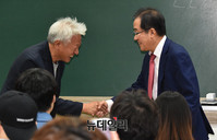 [포토] 악수 나누는 홍준표-류석춘