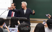 [포토] 연세대학교 특강 나선 자유한국당 홍준표 대표