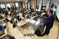 [포토] 연세대 학생들 만난 자유한국당 홍준표 대표