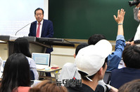 [포토] 질의응답 시간 갖는 자유한국당 홍준표 대표