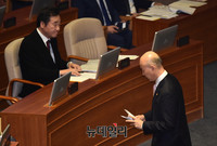 [포토] 자리로 향하는 이효성 방송통신위원장