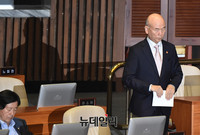 [포토] 단상으로 향하는 이효성 방송통신위원장