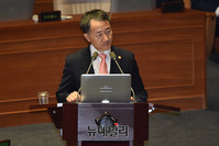 [포토] 의원들 질문에 답하는 박능후 보건복지부 장관