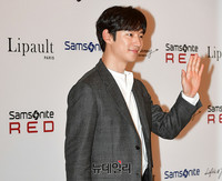 [포토] 배우 이제훈 '오늘은 회사원처럼'