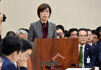 [포토] 현안 보고하는 배재정 국무총리 비서실장