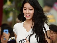 [포토] 가수 루이, 퇴근길 직캠영상 속 복장으로 팬 만나