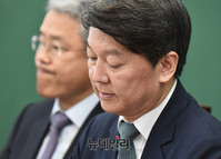 [포토] 생각에 잠긴 안철수-김동철