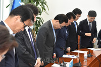 [포토] 석란정 화재 순직소방관에 대해 묵념하는 바른정당 지도부