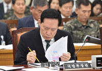 [포토] 자료검토 하는 송영무 국방부 장관