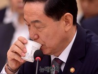 [포토] 물 마시는 김상곤 교육부 장관