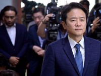 [포토] 기자회견장 들어서는 남경필