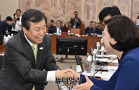 [포토] 인사 나누는 도종환 문화체육관광부 장관