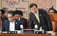 [포토] 교문위 전체회의 참석한 도종환 장관