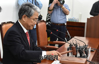 [포토] 의사봉 두드리는 국민의당 김동철 원내대표