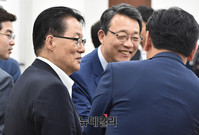 [포토] 인사 나누는 국민의당 박지원 의원