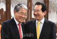 [포토] 웃는 얼굴로 인사 나누는 정세균 의장과 김동철 원내대표