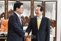 [포토] 악수 나누는 정세균 의장과 정우택 원내대표