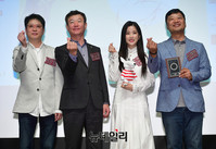 [포토] 기념촬영하는 부천국제애니페스티벌 조직위-에이핑크 초롱