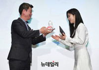 [포토] 홍보대사 초롱에게 '위촉패-캐릭터' 전달하는 윤갑용 조직위원장