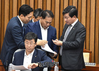 [포토] 대화 나누는 전해철-손금주-이용주